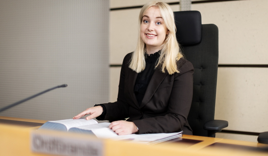 Caroline Sköld sittandes vid domarbordet i salen