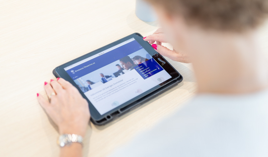 Ipad med Sveriges Domstolars webbplats, domstol.se 