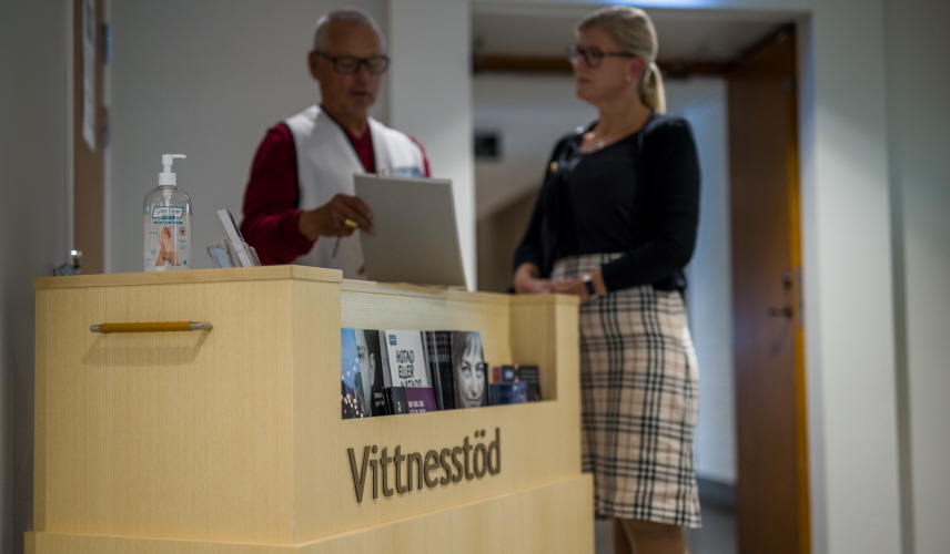 Brottsofferjouren ger information till besökare vid en domstol.