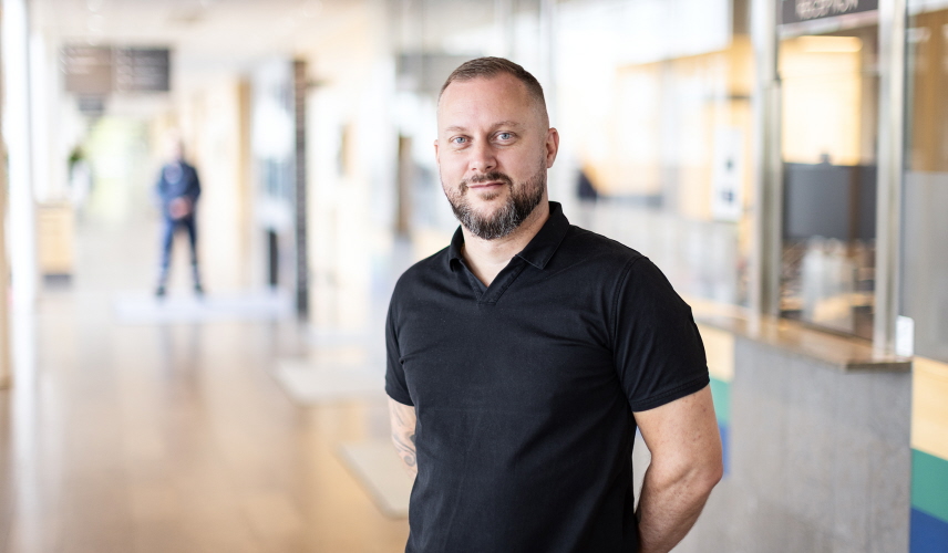 Thomas Nilsson ståendes framför receptionen i allmänna utrymmen