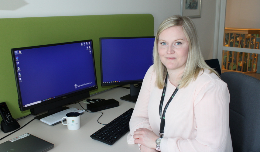 Josefine Walter vid sitt skrivbord