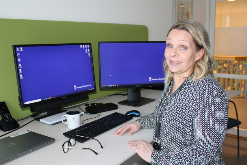 Linda Johansson vid sitt skrivbord