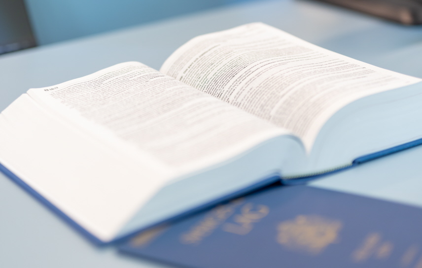 Lagbok och tillägg vid rättens bord