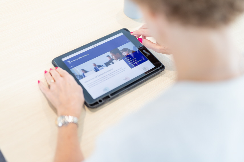 Ipad med Sveriges Domstolars webbplats, domstol.se