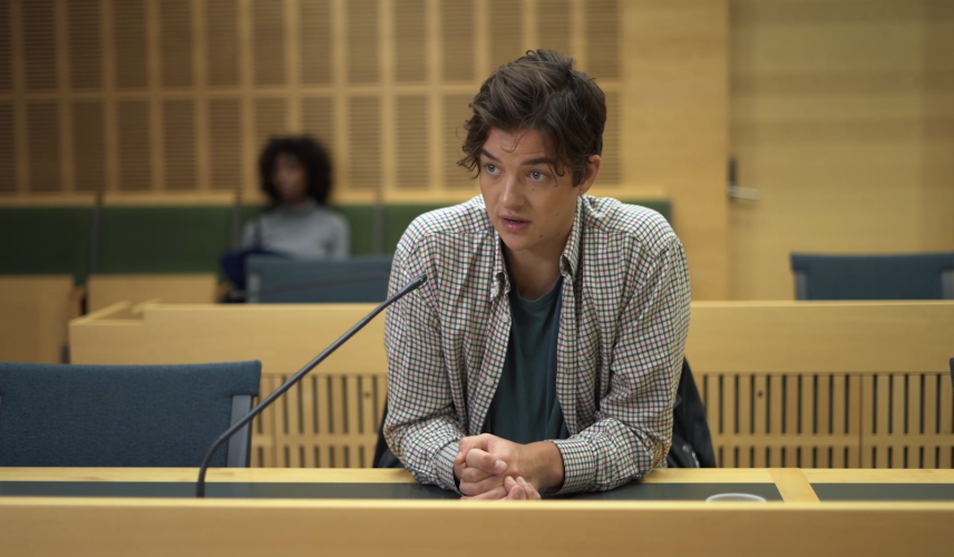 Ung man vittnar i domstol