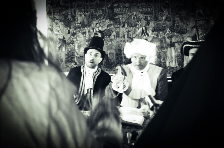 Scen från historisk rättegångsfilm