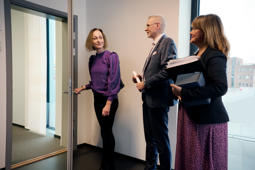 Två nämndemän och en juristdomare på väg in i förhandlingssal.