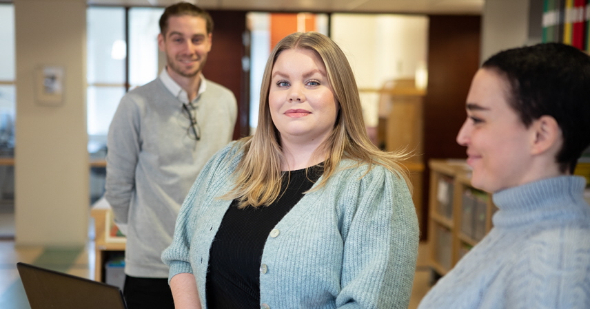 Föredragande och två notiarie-medarbetare i domstolens aktrum