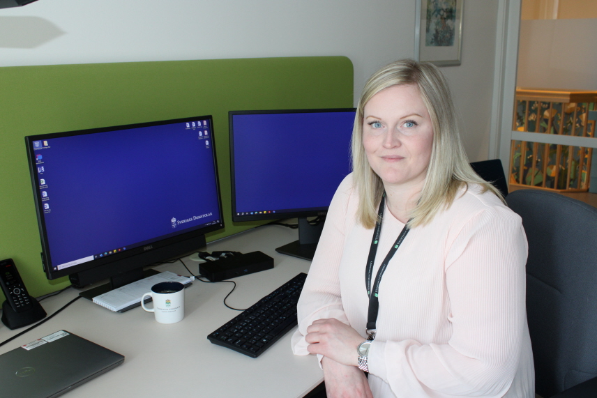 Josefine Walter vid sitt skrivbord