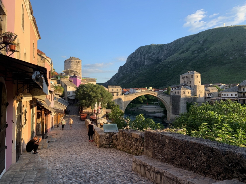 Vy över stad med berg i bakgrunden