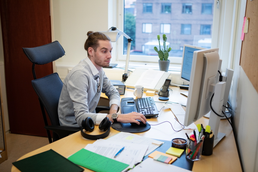 Notarie arbetar vid sitt skrivbord.