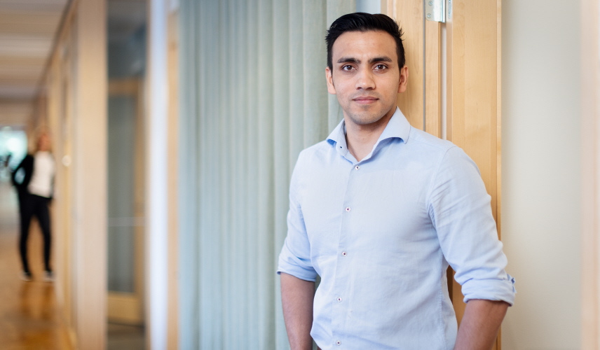 Faisal Karimi stående i korridoren