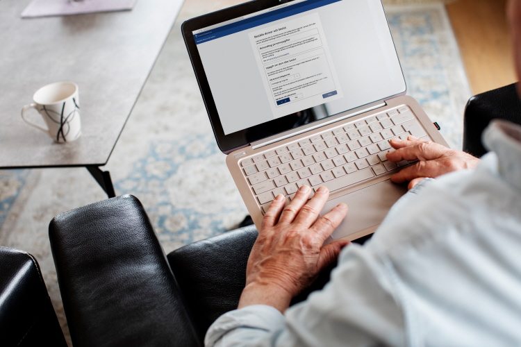 Person med laptop.