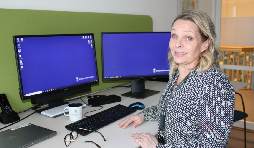 Linda Johansson vid sitt skrivbord