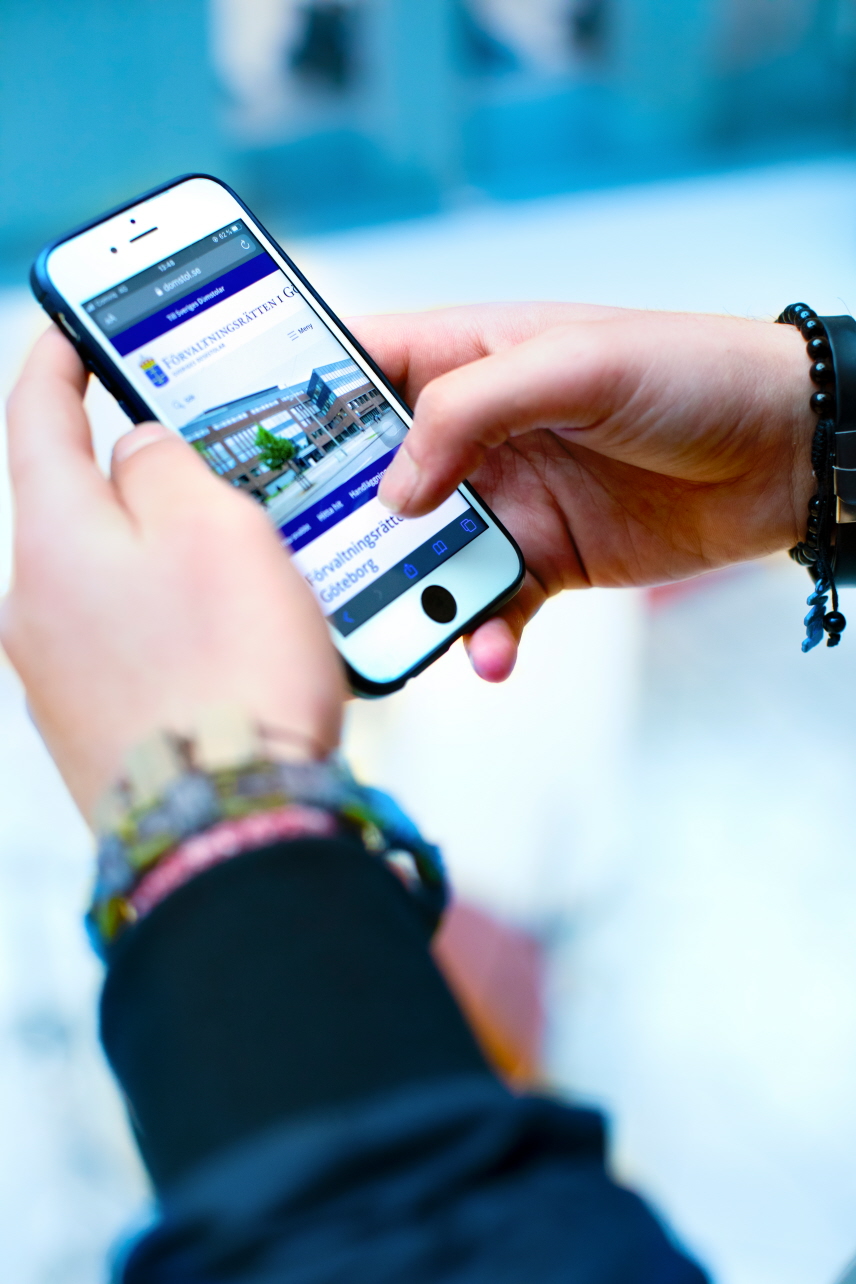 Händer med mobiltelefon