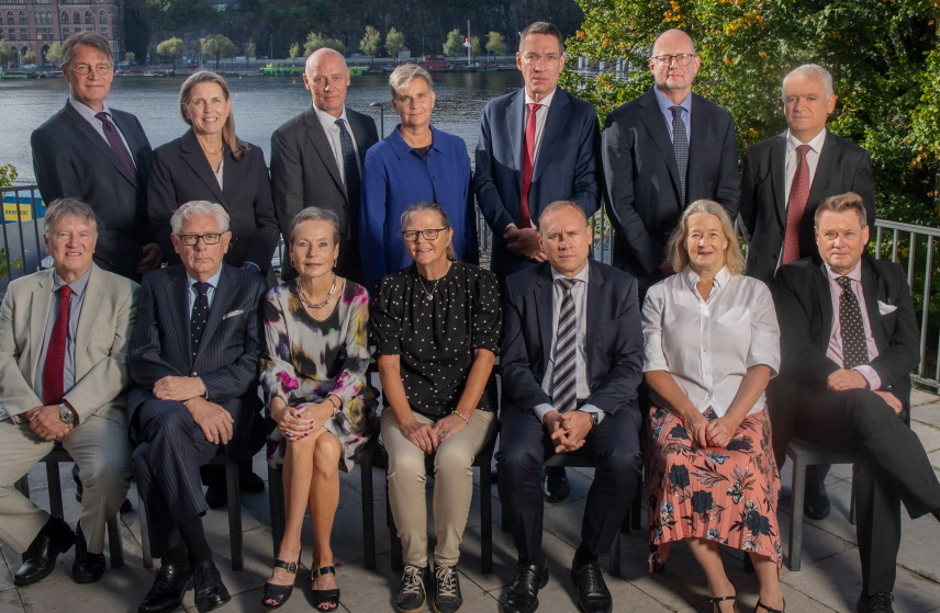 Från vänster övre rad: Thomas Bull, Linda Haggren, Ulrik von Essen, Helena Jäderblom, Henrik Jermsten, Magnus Medin och Mahmut Baran. Från vänster nedre rad: Leif Gäverth, Mats Anderson, Margit Knutsson, Kristina Ståhl, Martin Nilsson, Inga-Lill Askersjö och Per Classon. Marie Jönsson saknas.