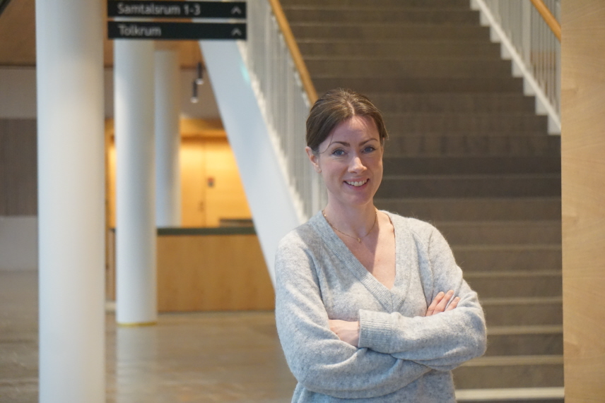 Nämndemannen Madelene San Román står i entrén till Göta hovrätt i Jönköping.