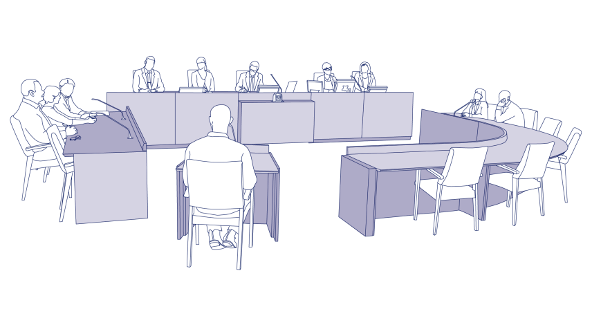 Rättssal med fyra bord där alla som deltar sitter på bestämda platser. Illustration.