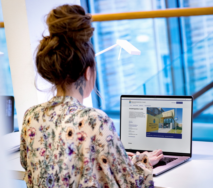 Kvinna framför dator.