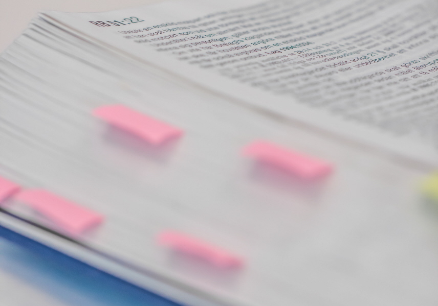 Lagbok med bokmärken