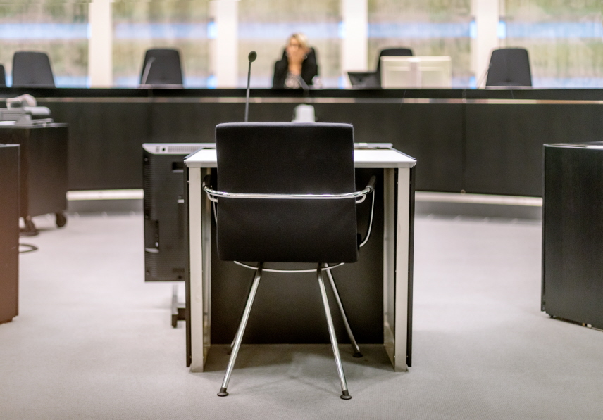 Rättens ordförande i en förhandlingssal