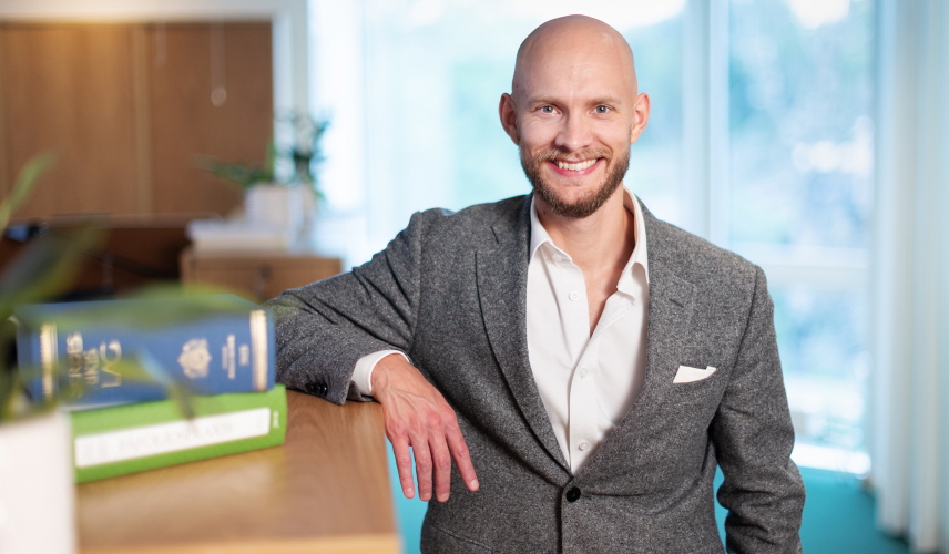 Emil Nordin lutar sig mot en bokhylla