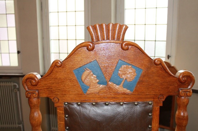 Fotografi av välbevarad domarstol i tingssal i Östra Värends häradsrätt